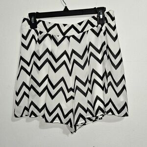 Miss Avenue double layered Chevron shorts. Size large.